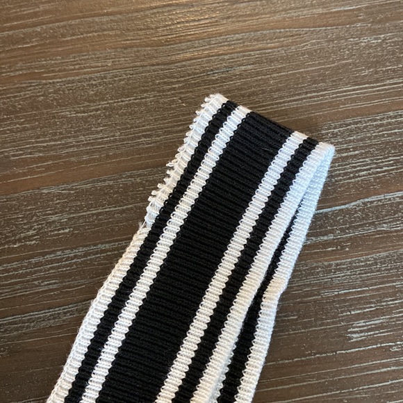 Ladies Banana Republic, black and white, cold shoulder knitted blouse. - Picture 8 of 9